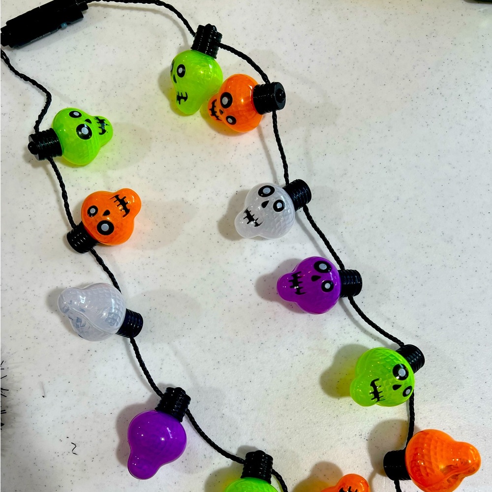 Light Up Skull Halloween Necklace